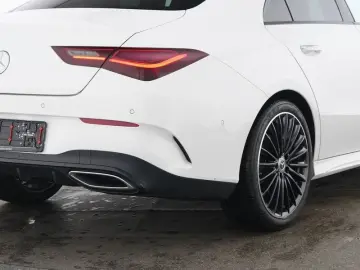 MERCEDES-BENZ CLA 200 d AMG Night-Paket Panorama LED AHK 19