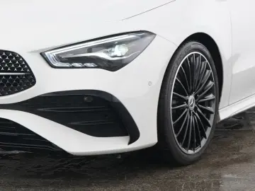 MERCEDES-BENZ CLA 200 d AMG Night-Paket Panorama LED AHK 19