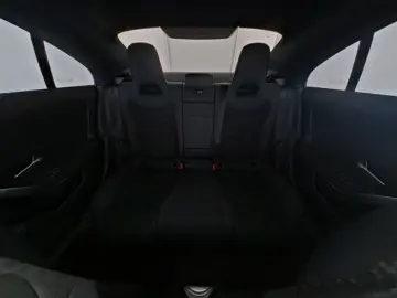 MERCEDES-BENZ CLA 200 d AMG Night-Paket Panorama LED AHK 19