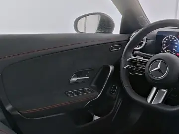 MERCEDES-BENZ CLA 200 d AMG Night-Paket Panorama LED AHK 19