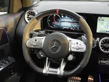 MERCEDES-BENZ GLA 35 AMG 4M