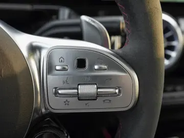 MERCEDES-BENZ GLA 35 AMG 4M