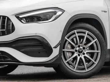 MERCEDES-BENZ GLA 35 AMG 4M