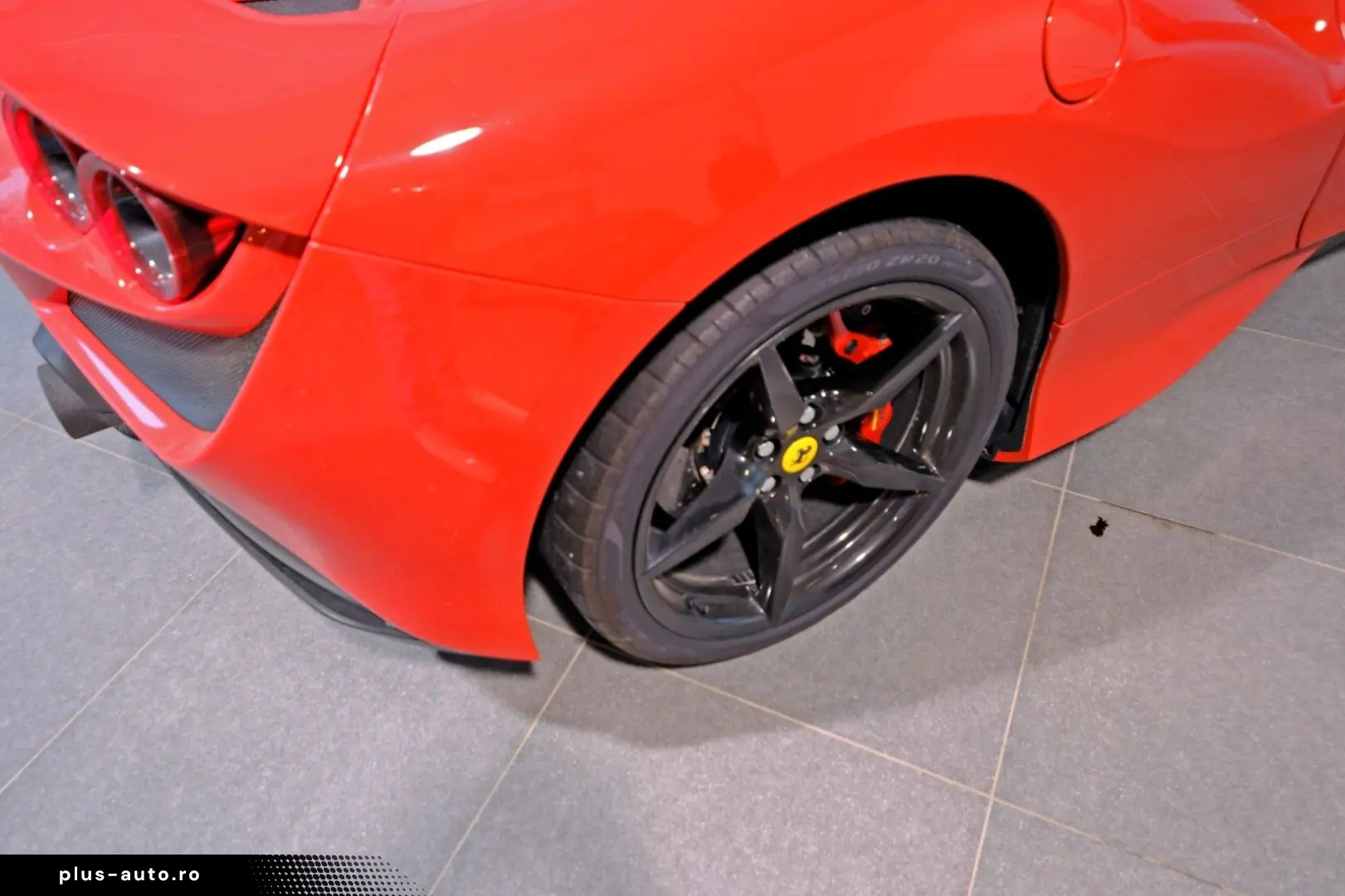 FERRARI F8 Tributo Carbon Camera Lift