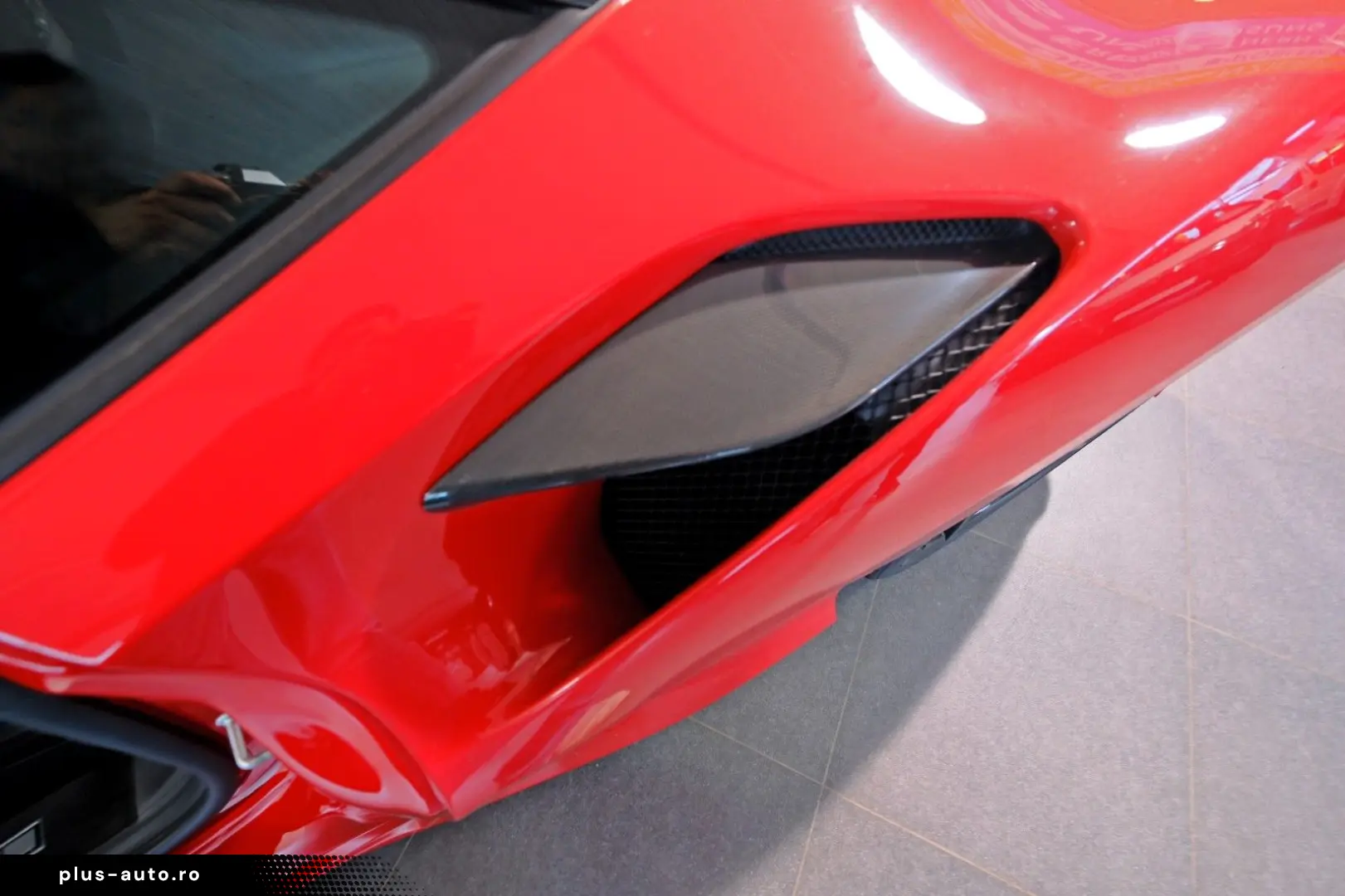 FERRARI F8 Tributo Carbon Camera Lift