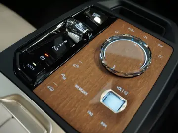 BMW iX Baureihe iX 40 xDrive Sport HK SKY LOUNGE