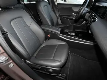 MERCEDES-BENZ A 250 e PANO DISTRONIC MEMORY CARPLAY MBUX 17