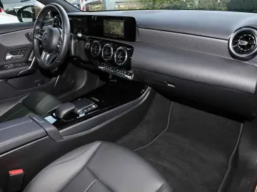 MERCEDES-BENZ A 250 e PANO DISTRONIC MEMORY CARPLAY MBUX 17