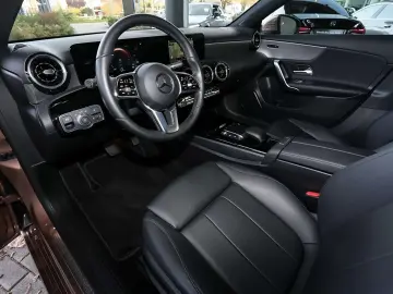 MERCEDES-BENZ A 250 e PANO DISTRONIC MEMORY CARPLAY MBUX 17