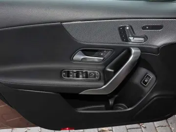 MERCEDES-BENZ A 250 e PANO DISTRONIC MEMORY CARPLAY MBUX 17