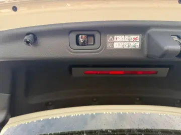 MERCEDES-BENZ C300 lim. 4M AMG MBUX Night AHK Distr Pano Amb