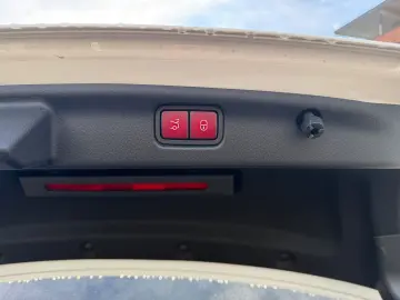 MERCEDES-BENZ C300 lim. 4M AMG MBUX Night AHK Distr Pano Amb