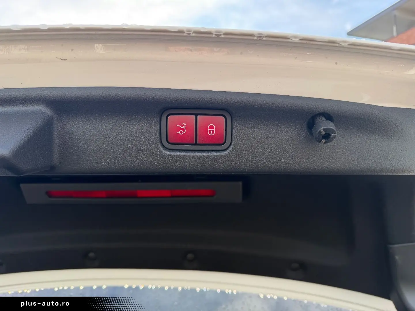 MERCEDES-BENZ C300 lim. 4M AMG MBUX Night AHK Distr Pano Amb