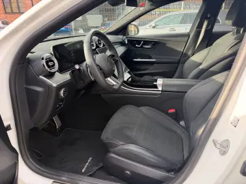 MERCEDES-BENZ C300 lim. 4M AMG MBUX Night AHK Distr Pano Amb