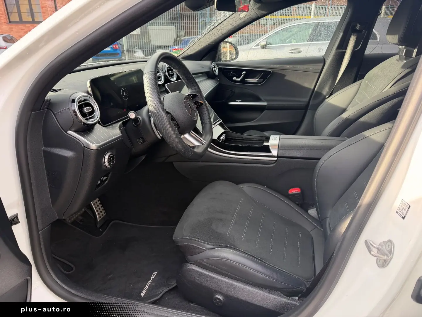 MERCEDES-BENZ C300 lim. 4M AMG MBUX Night AHK Distr Pano Amb