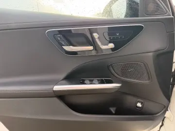 MERCEDES-BENZ C300 lim. 4M AMG MBUX Night AHK Distr Pano Amb