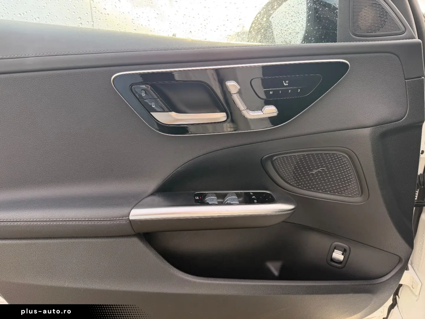 MERCEDES-BENZ C300 lim. 4M AMG MBUX Night AHK Distr Pano Amb