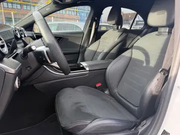 MERCEDES-BENZ C300 lim. 4M AMG MBUX Night AHK Distr Pano Amb