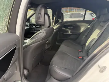 MERCEDES-BENZ C300 lim. 4M AMG MBUX Night AHK Distr Pano Amb
