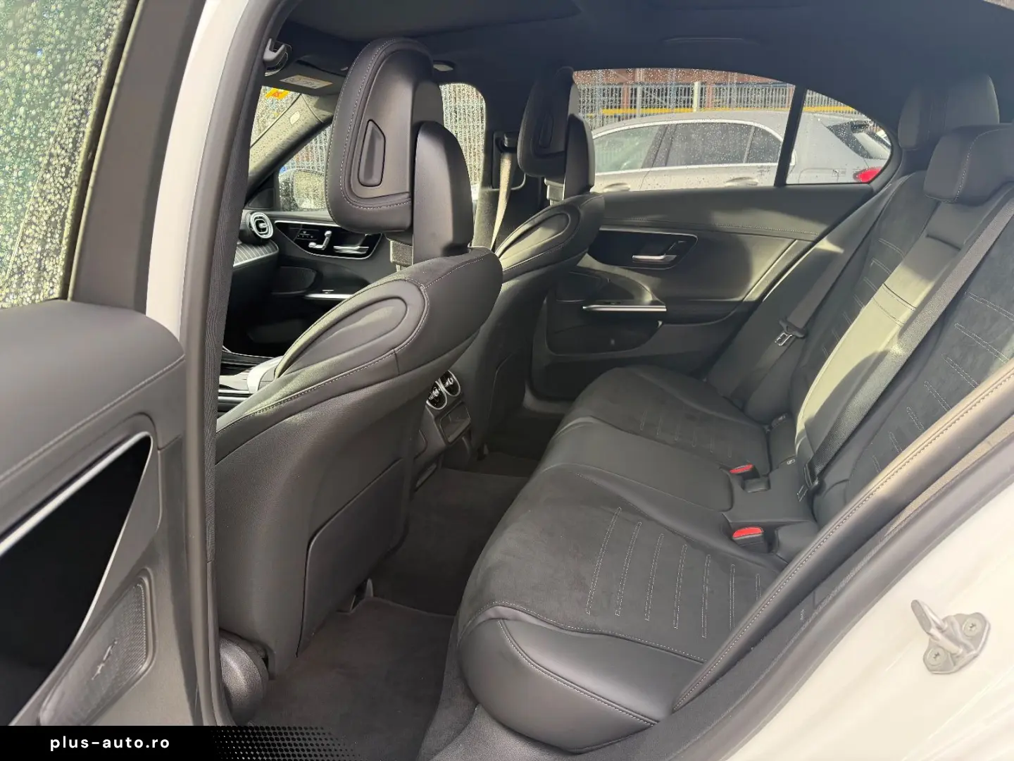 MERCEDES-BENZ C300 lim. 4M AMG MBUX Night AHK Distr Pano Amb