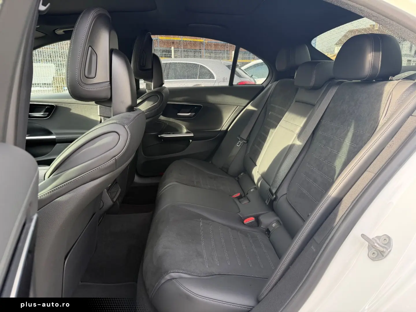 MERCEDES-BENZ C300 lim. 4M AMG MBUX Night AHK Distr Pano Amb