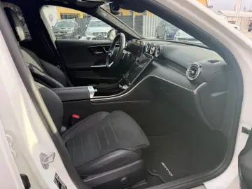 MERCEDES-BENZ C300 lim. 4M AMG MBUX Night AHK Distr Pano Amb