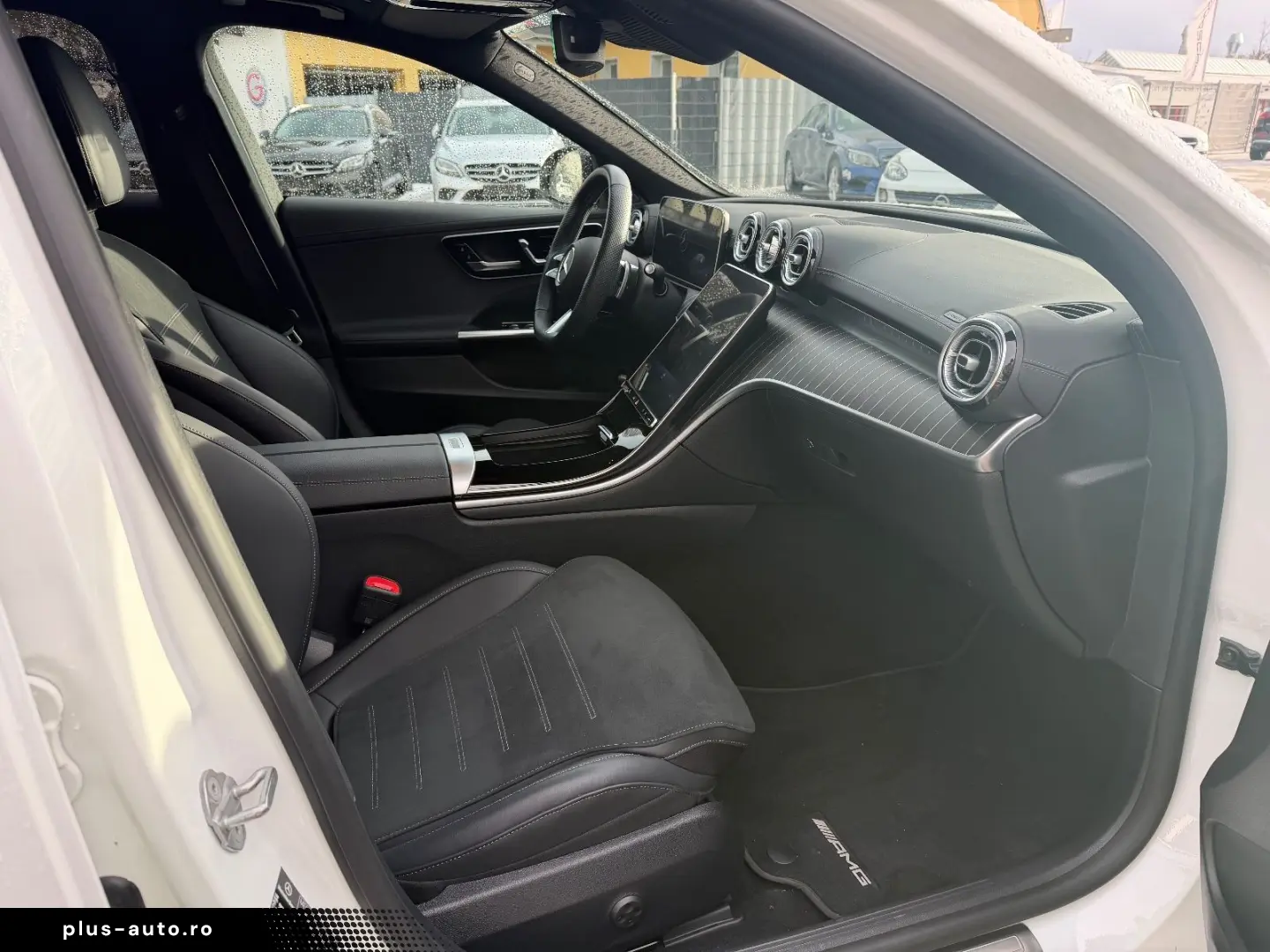 MERCEDES-BENZ C300 lim. 4M AMG MBUX Night AHK Distr Pano Amb