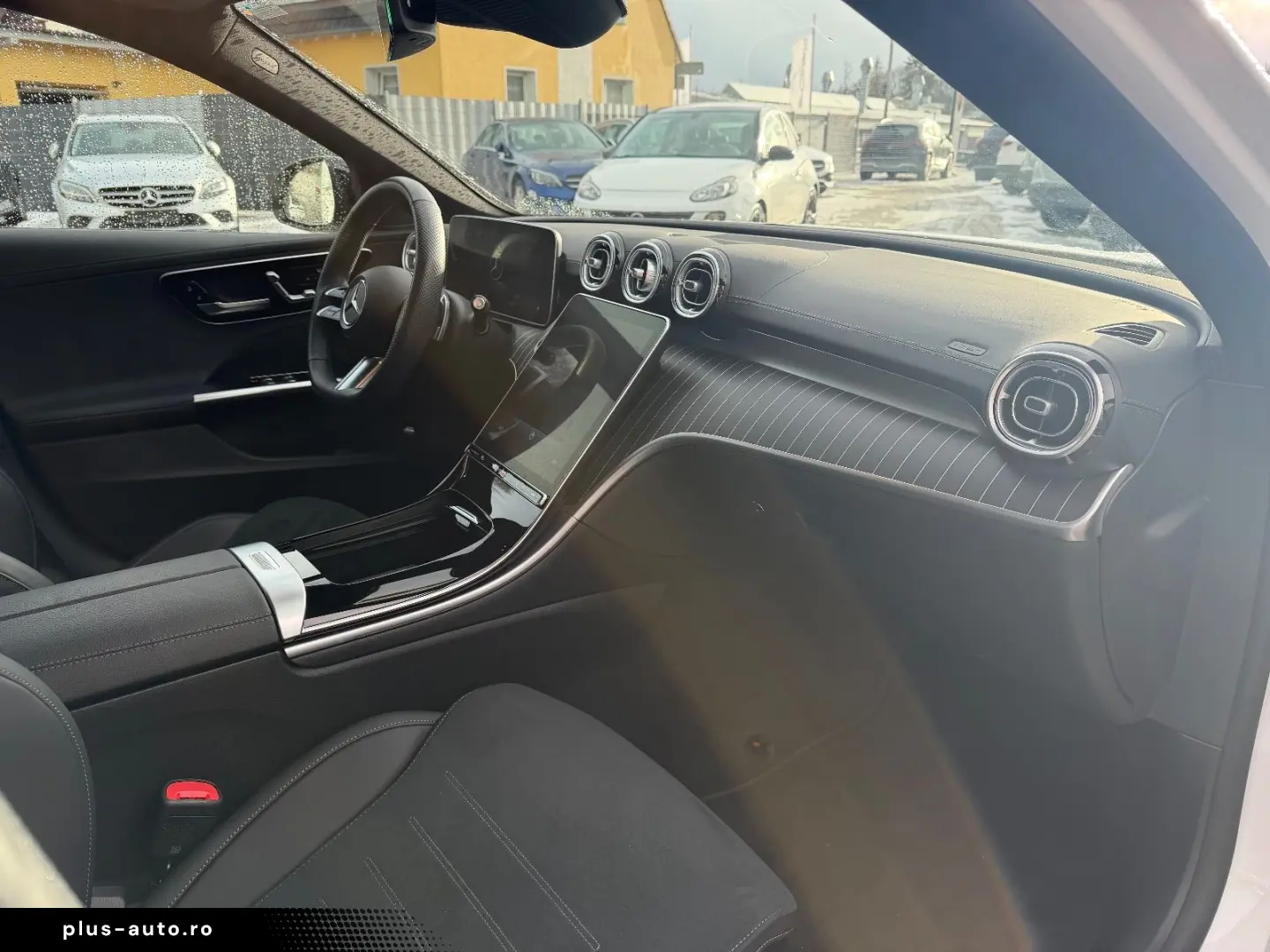 MERCEDES-BENZ C300 lim. 4M AMG MBUX Night AHK Distr Pano Amb