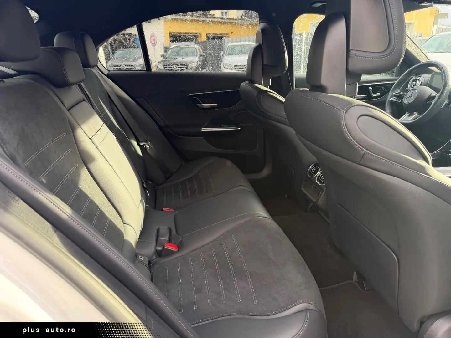 MERCEDES-BENZ C300 lim. 4M AMG MBUX Night AHK Distr Pano Amb