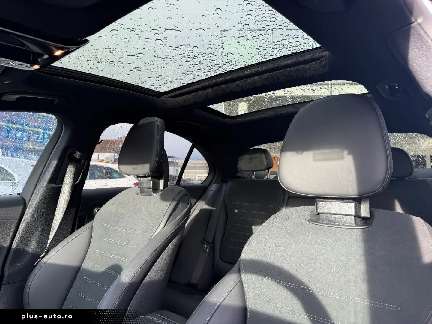 MERCEDES-BENZ C300 lim. 4M AMG MBUX Night AHK Distr Pano Amb