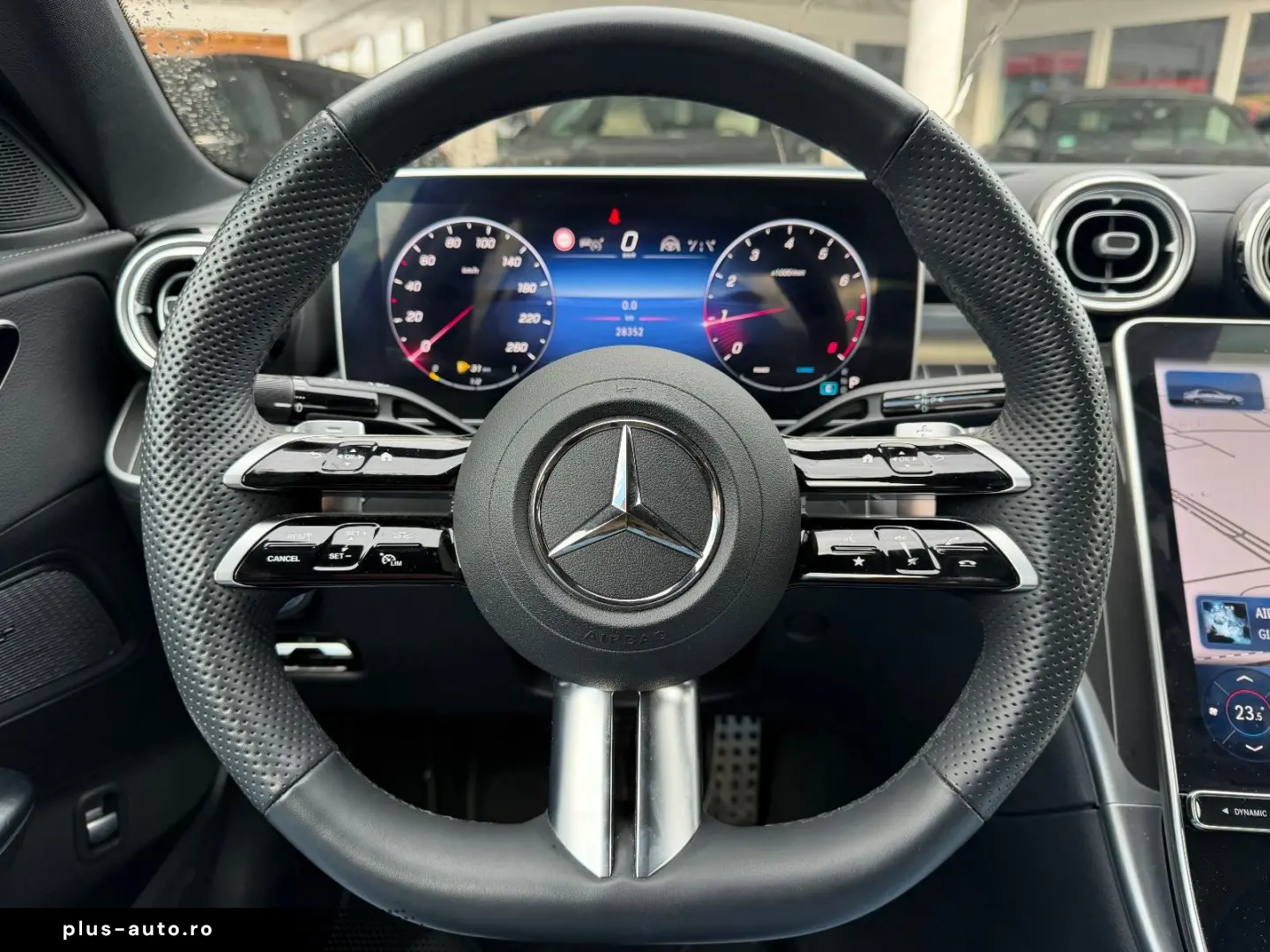 MERCEDES-BENZ C300 lim. 4M AMG MBUX Night AHK Distr Pano Amb