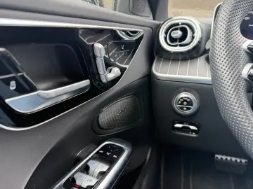 MERCEDES-BENZ C300 lim. 4M AMG MBUX Night AHK Distr Pano Amb