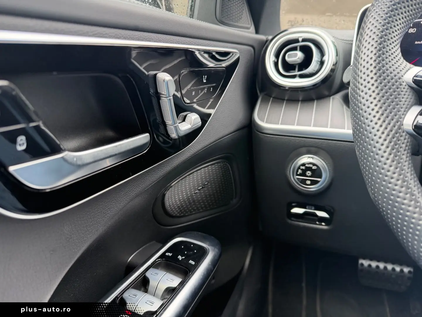 MERCEDES-BENZ C300 lim. 4M AMG MBUX Night AHK Distr Pano Amb