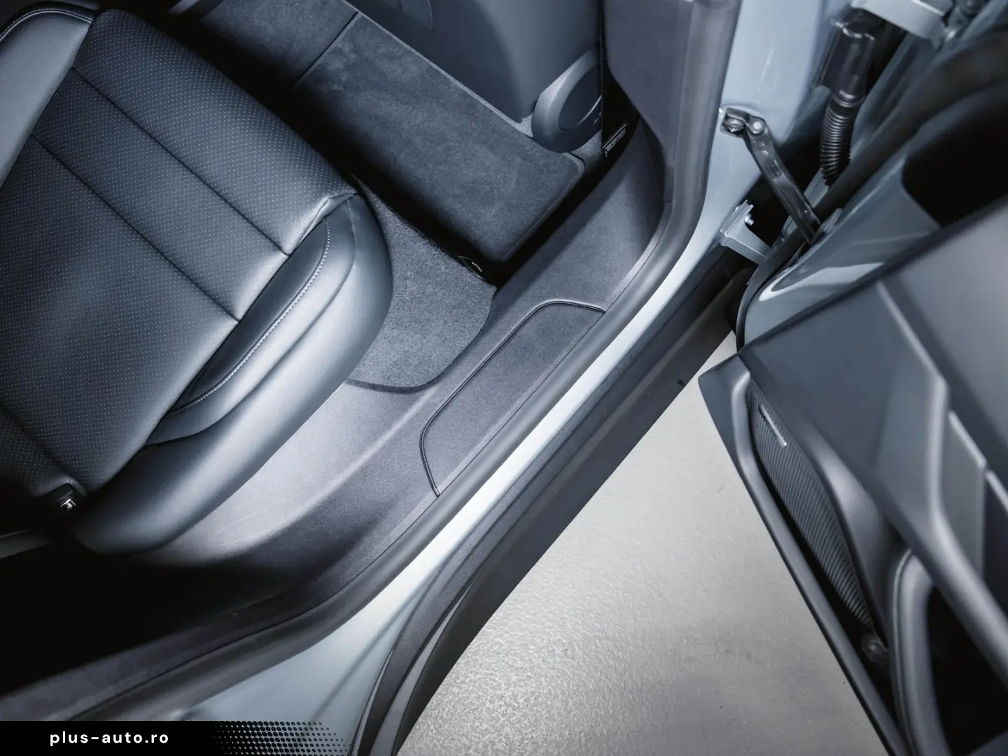 PORSCHE Taycan Sport Turismo  75 Jahre  Panoramadach