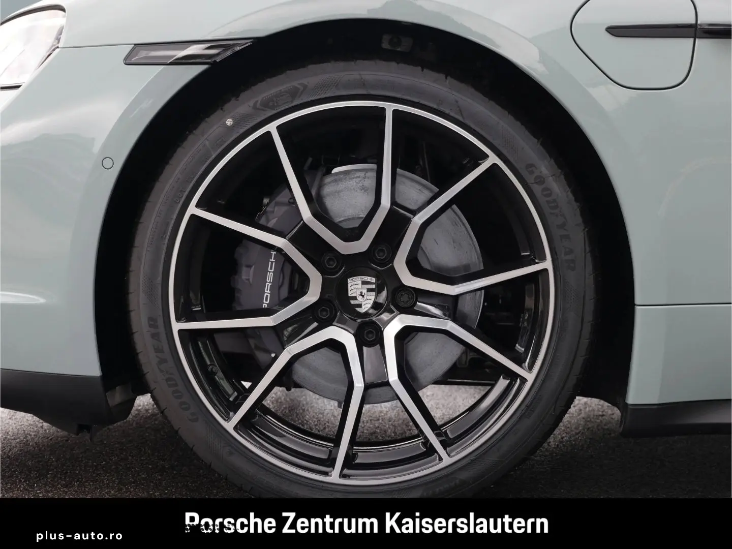 PORSCHE Taycan BOSE Luftfederung Panoramadach LED-Matrix