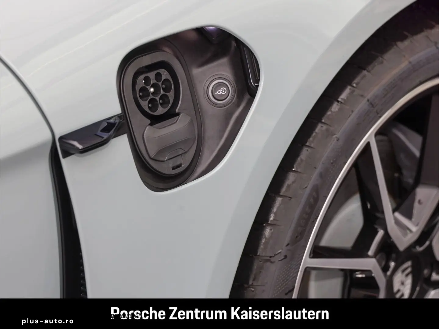 PORSCHE Taycan BOSE Luftfederung Panoramadach LED-Matrix