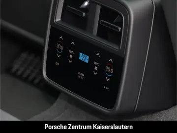 PORSCHE Taycan BOSE Luftfederung Panoramadach LED-Matrix