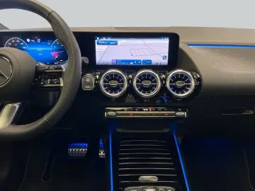 MERCEDES-BENZ GLA 200 Edition AMG PANOdach Beam-LED &hellip;