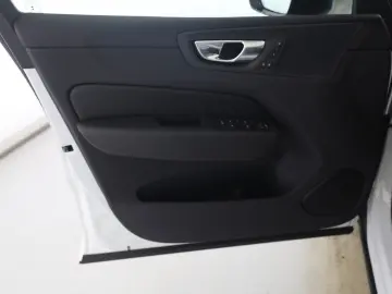 VOLVO XC 60 T6 Plus Dark Recharge Plug-In Hybrid AWD