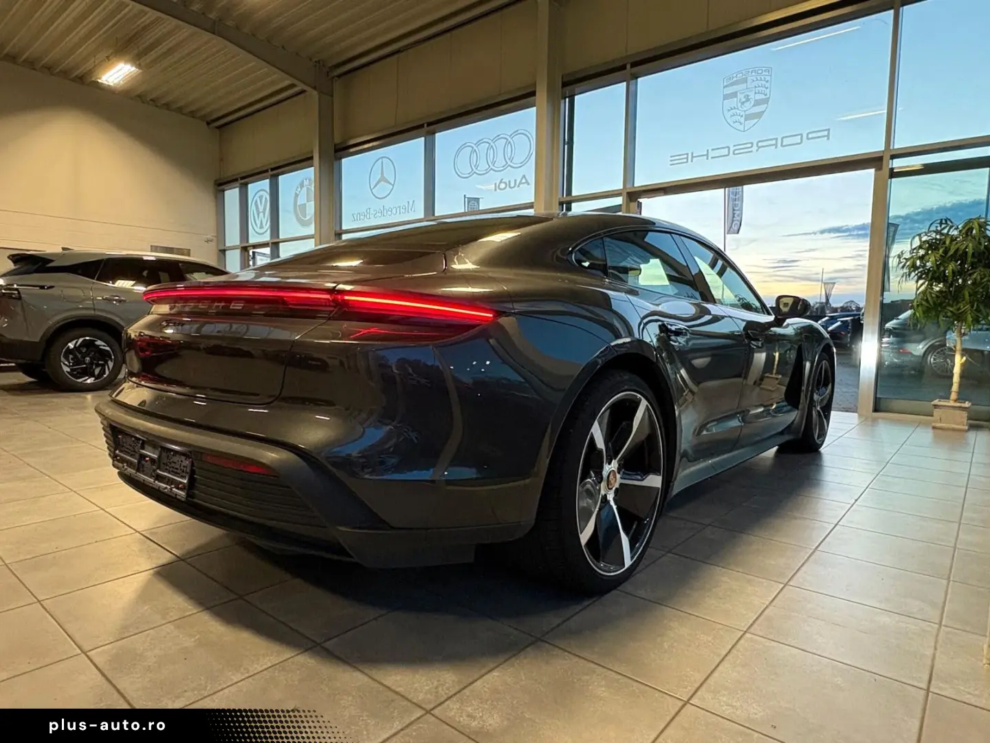 PORSCHE Taycan Basis Panodach Sportchrono 21 Zoll