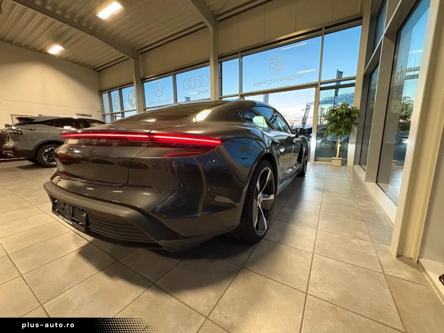 PORSCHE Taycan Basis Panodach Sportchrono 21 Zoll