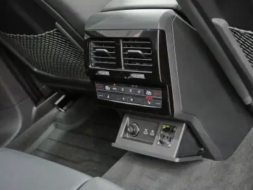 VW Touareg R-Line 3.0 TDI Pano DYNAUDIO HuD Stand