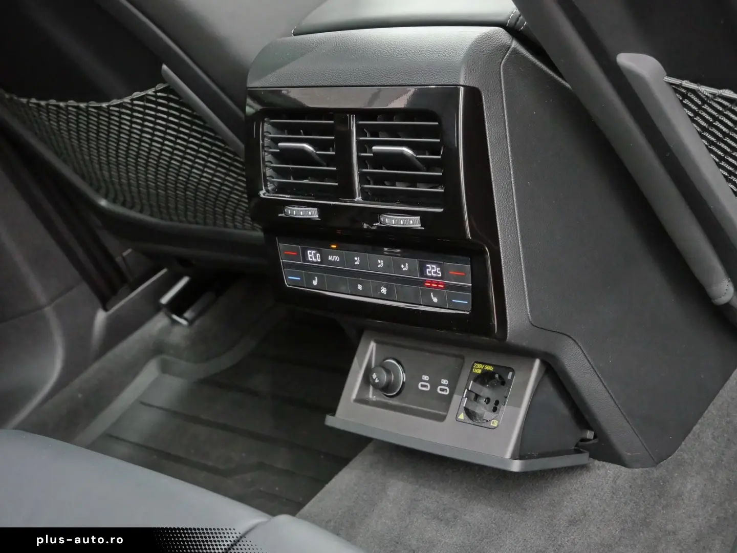 VW Touareg R-Line 3.0 TDI Pano DYNAUDIO HuD Stand