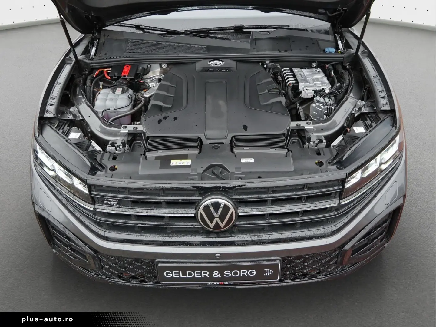 VW Touareg R-Line 3.0 TDI Pano DYNAUDIO HuD Stand