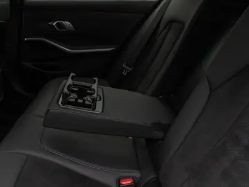 BMW 330e M Sport HUD DAB PDC Geschwindigkeitsreg