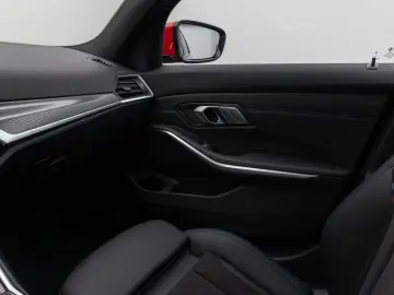 BMW 330e M Sport HUD DAB PDC Geschwindigkeitsreg