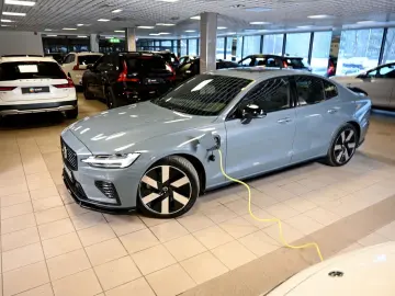 VOLVO AWD T8 B&W HUD PANO 360C Ultimate Dark