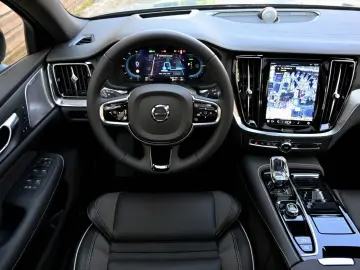 VOLVO AWD T8 B&W HUD PANO 360C Ultimate Dark