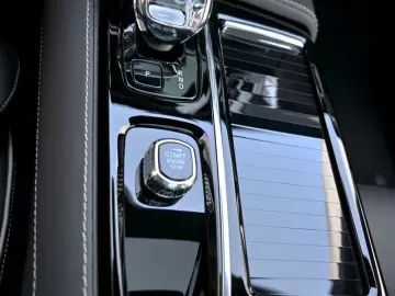 VOLVO AWD T8 B&W HUD PANO 360C Ultimate Dark