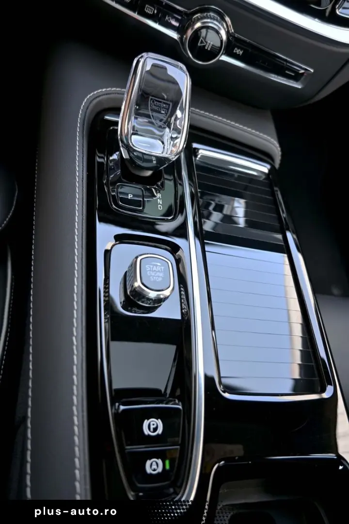 VOLVO AWD T8 B&W HUD PANO 360C Ultimate Dark